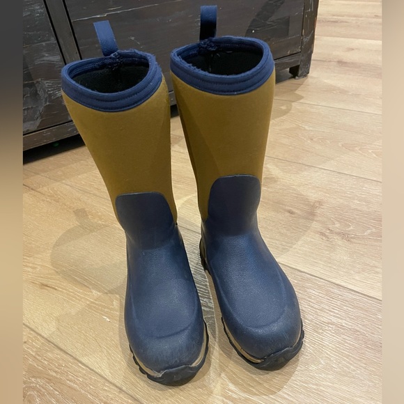 Kid’s Rugged II Muckboot. Winterboot/Waterproof. Size 12. - Picture 3 of 13